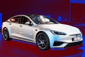 Tesla Ditches Model S/X for Robots