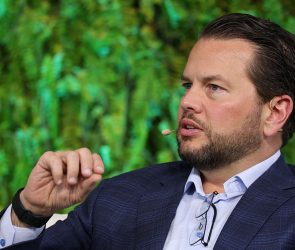 Elliotbets $1B on Pinterest AI
