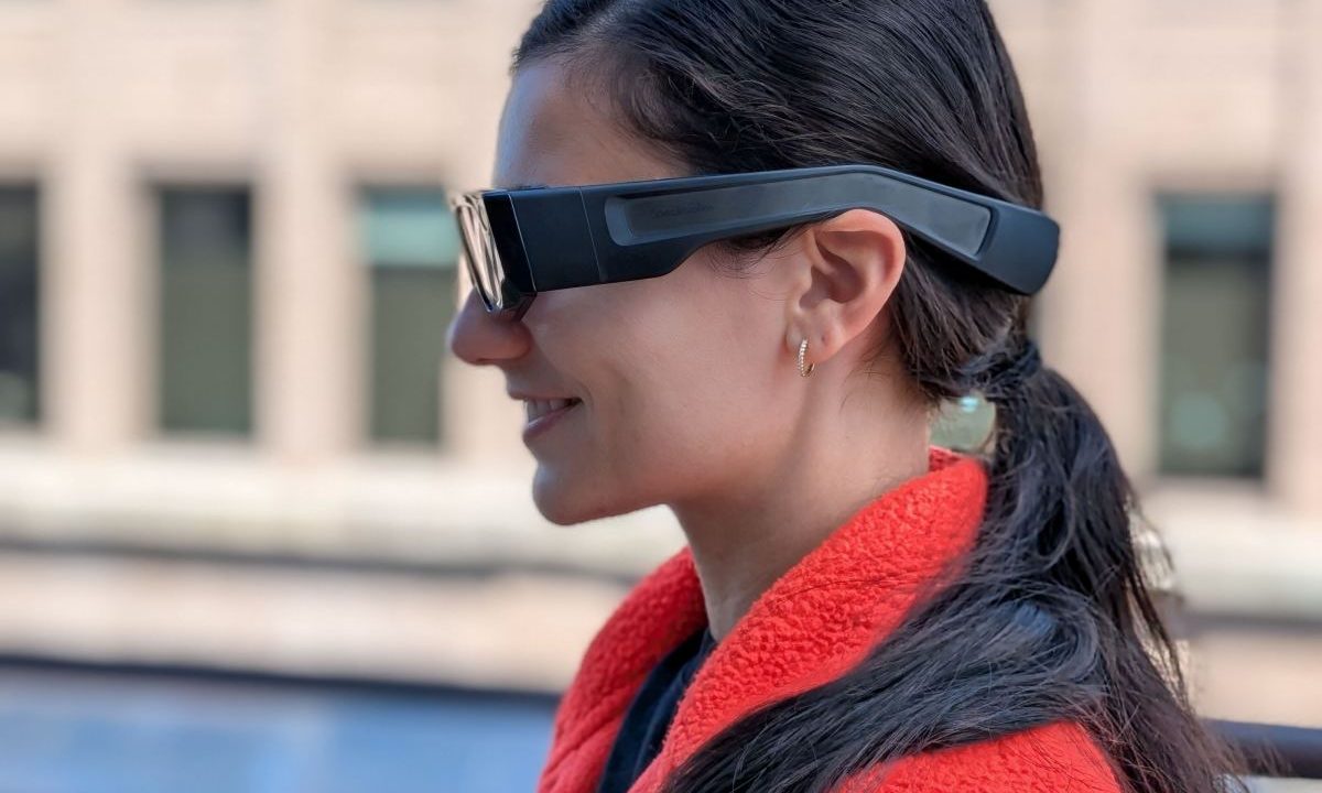 Snapunveils AI glasses after multi-year hiatus