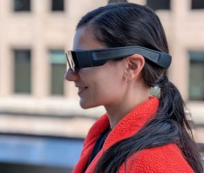 Snapunveils AI glasses after multi-year hiatus